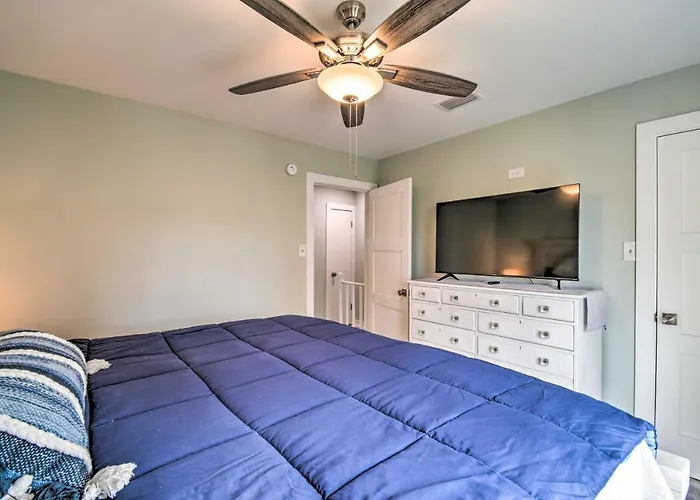 - Walk To & Restaurants! Holiday home